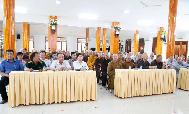 Chư tôn đức, quan khách tham dự buổi họp