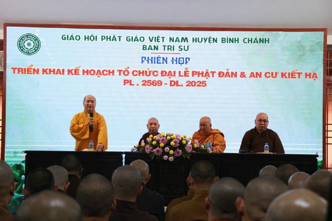 Thượng tọa Thích Phước Tiến, Phó ban kiêm Trưởng ban Hoằng pháp GHPGVN H.Bình Chánh đóng góp ý kiến