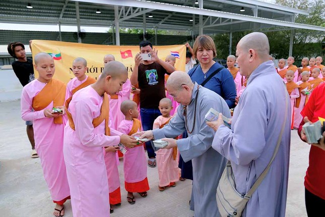 Trao tịnh tài đến chư Ni