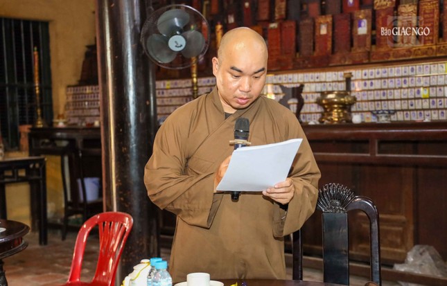 Đại đức Thích Quảng Hậu, Phó Thư ký kiêm Chánh Văn phòng Ban Trị sự GHPGVN Q.Tân Bình báo cáo thu chi quỹ Ban Trị sự