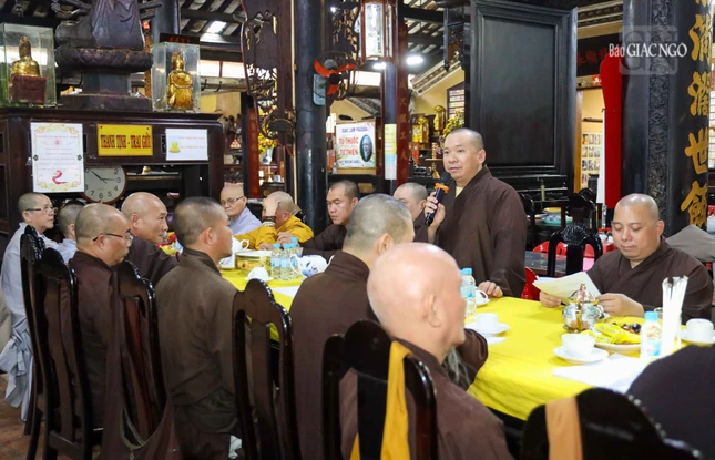 Đại đức Thích Nhuận Quán, Trưởng ban Hướng dẫn Phật tử Q.Tân Bình trình bày phương án thiết kế xe hoa