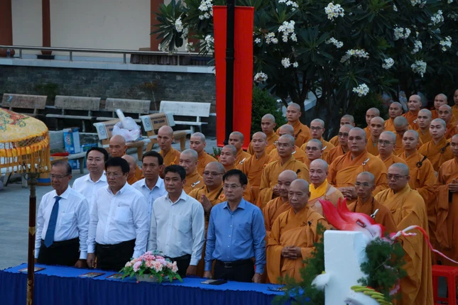 Phút mặc niệm, tưởng nhớ công ơn các anh hùng, liệt sĩ