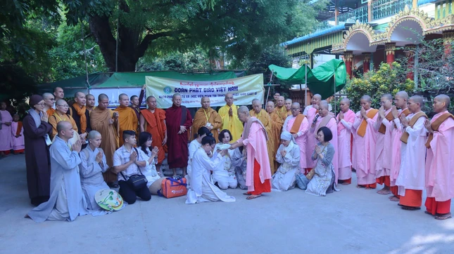 Đoàn khoa Phật học từ xa - Học viện Phật giáo VN tại TP.HCM và Phật giáo hệ phái Khất sĩ cúng dường chư Ni ở Myanmar