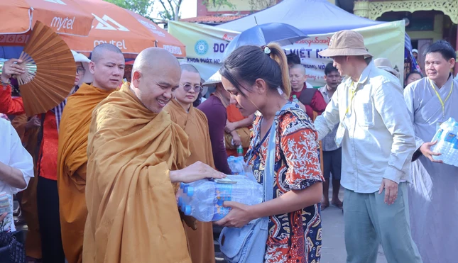 Thượng tọa Thích Giác Hoàng tặng quà đến người dân Myanmar