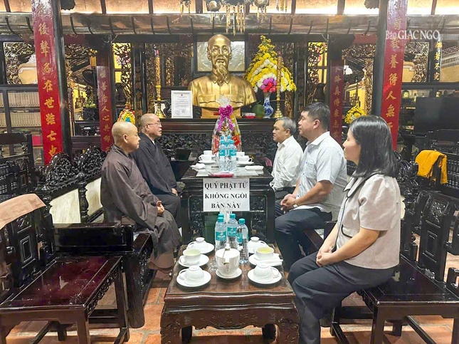 Thượng tọa Thích Đạt Đức tri ân phái đoàn Sở Dân tộc và Tôn giáo TP.HCM - Ảnh: Hạnh Đức