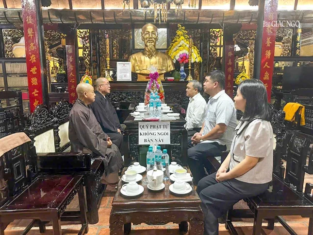 Thượng tọa Thích Đạt Đức tri ân phái đoàn Sở Dân tộc và Tôn giáo TP.HCM - Ảnh: Hạnh Đức