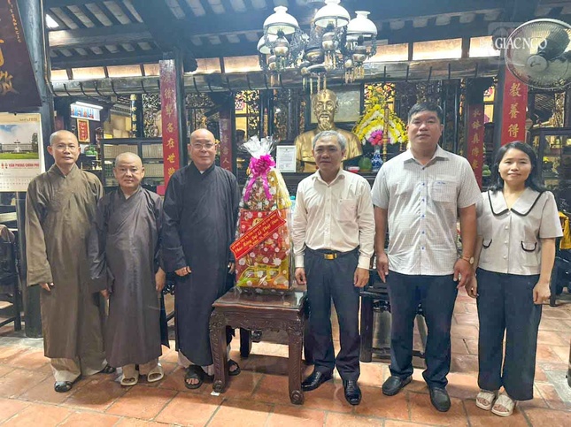 Tặng quà chúc mừng Phật đản Phật lịch 2569 đến Ban Trị sự Phật giáo Q.Tân Bình - Ảnh: Hạnh Đức