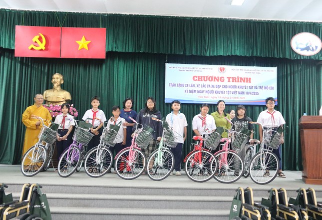 Thượng tọa Thích Minh Thanh trao tặng xe đạp đến các em học sinh mồ côi