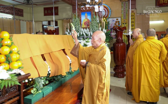 Hòa thượng Thích Minh Trí sái tịnh kim quan