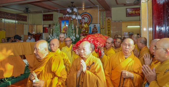 Cung thỉnh nhục thân Trưởng lão Hòa thượng nhập kim quan