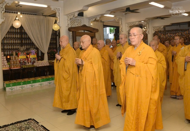 Trưởng lão Hòa thượng Thích Minh Thông, Phó Thư ký Hội đồng Chứng minh cùng chư tôn đức Ban Trị sự GHPGVN TP.HCM, Q.Tân Bình thắp hương tưởng niệm Thượng tọa Thích Minh Phát tại chùa Viên Giác (Q.Tân Bình) Trưởng lão Hòa thượng Thích Minh Thông, Phó Thư ký Hội đồng Chứng minh cùng chư tôn đức Ban Trị sự GHPGVN TP.HCM, Q.Tân Bình thắp hương tưởng niệm Thượng tọa Thích Minh Phát tại chùa Viên Giác (Q.Tân Bình)