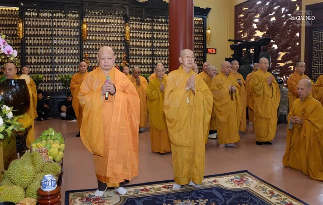 Hòa thượng Thích Lệ Trang cung tiến Giác linh Thượng tọa Thích Minh Phát Hòa thượng Thích Lệ Trang cung tiến Giác linh Thượng tọa Thích Minh Phát