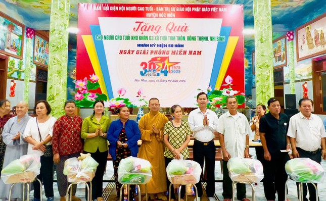 Chư tôn đức, lãnh đạo chính quyền H.Bình Chánh tặng quà đến người cao tuổi có hoàn cảnh khó khăn