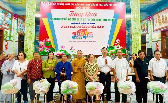 Chư tôn đức, lãnh đạo chính quyền H.Bình Chánh tặng quà đến người cao tuổi có hoàn cảnh khó khăn