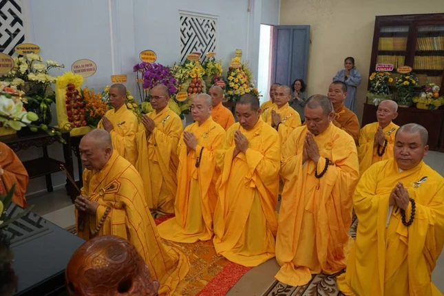 Chư tôn đức thắp hương tưởng niệm