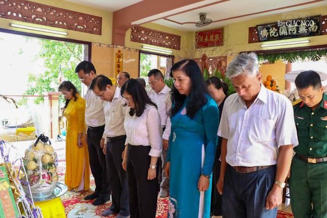 Lãnh đạo chính quyền H.Bình Chánh tưởng niệm Trưởng lão Hòa thượng Thích Thiện Lạc - Ảnh: Tâm Nhơn