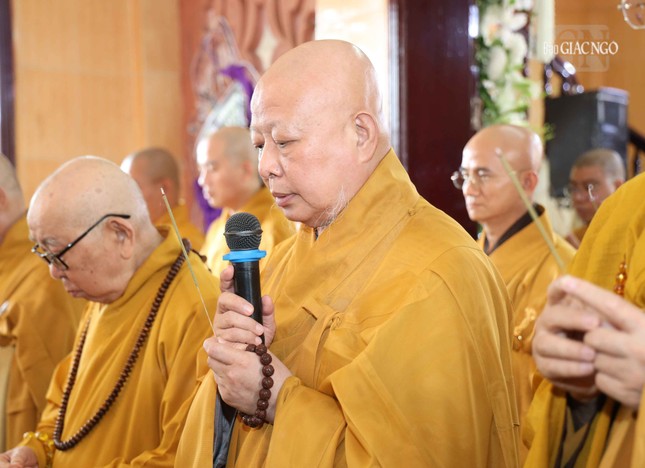 Hòa thượng Thích Lệ Trang xướng lễ tưởng niệm