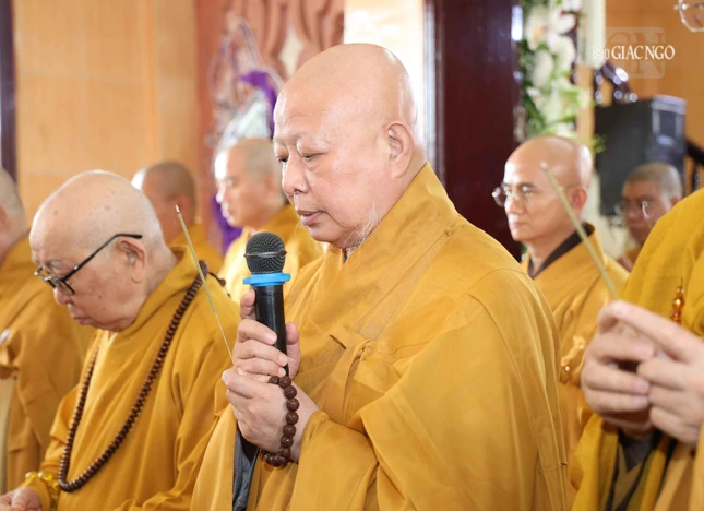 Hòa thượng Thích Lệ Trang xướng lễ tưởng niệm