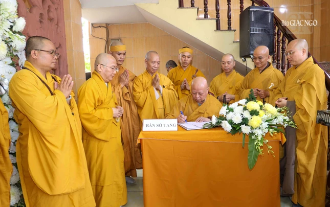 Hòa thượng Thích Lệ Trang ghi sổ tang phân ưu cùng môn đồ pháp quyến