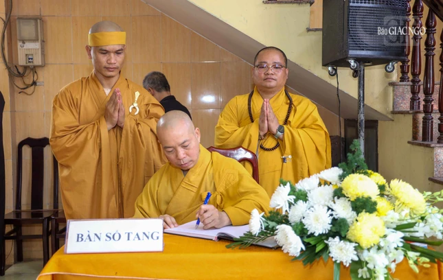 Thượng tọa Thích Quang Thạnh đại diện Học viện Phật giáo VN tại TP.HCM ghi sổ tang phân ưu