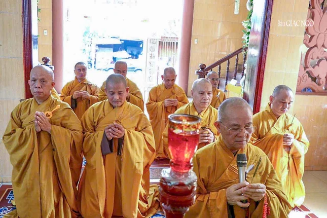 Hòa thượng Thích Minh Thiện, Trưởng ban Trị sự GHPGVN tỉnh Long An cùng các thành viên viếng tang - Ảnh: Tâm Nhơn