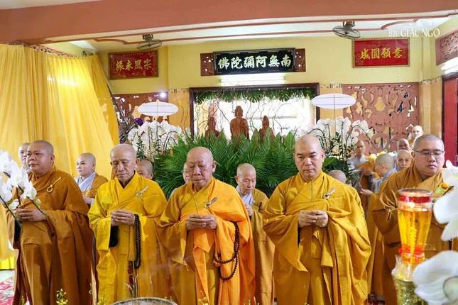 Đoàn Ban Trị sự GHPGVN Q.Bình Tân thành kính tưởng niệm - Ảnh: Tâm Nhơn