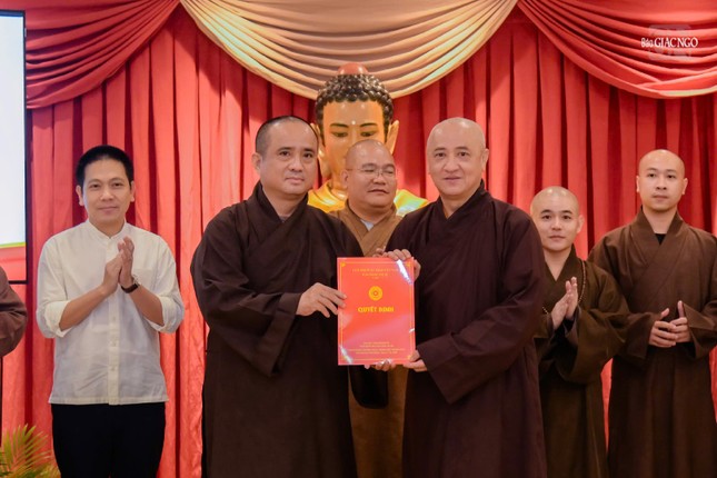 Hòa thượng Thích Huệ Thông trao quyết định đến Thượng tọa Thích Tâm Hải - Trưởng ban Phim, ảnh tư liệu Hòa thượng Thích Huệ Thông trao quyết định đến Thượng tọa Thích Tâm Hải - Trưởng ban Phim, ảnh tư liệu