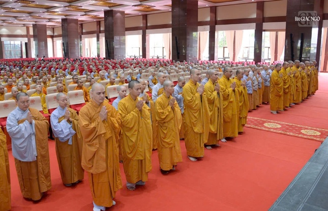 37 Tăng, Ni là nghiên cứu sinh tiến sĩ và học viên thạc sĩ khoa Phật học cung đối trước Đức Pháp chủ lắng nghe lời huấn thị