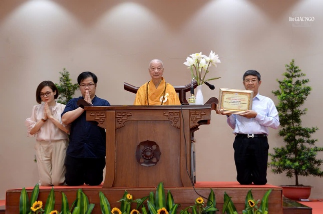 Trao Bằng tuyên dương công đức đến nhà tài trợ kinh phí cho Quỹ Đào tạo và Nghiên cứu Phật học Sanskrit