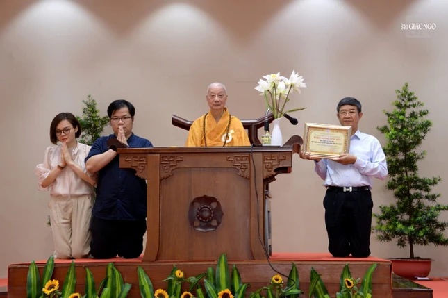Trao Bằng tuyên dương công đức đến nhà tài trợ kinh phí cho Quỹ Đào tạo và Nghiên cứu Phật học Sanskrit