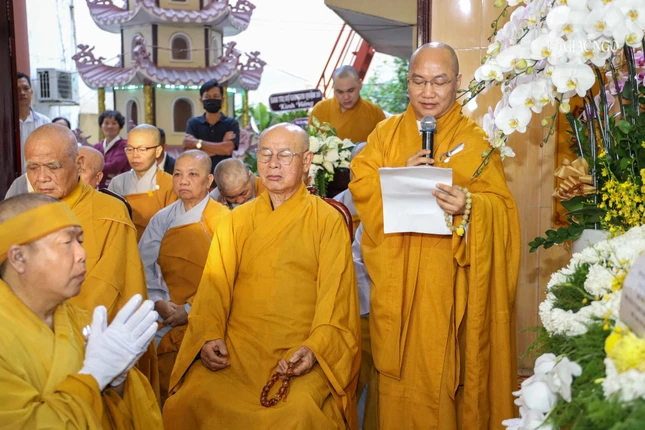 Thượng tọa Thích Phước Tiến cung tuyên tiểu sử Trưởng lão Hòa thượng Thích Thiện Lạc