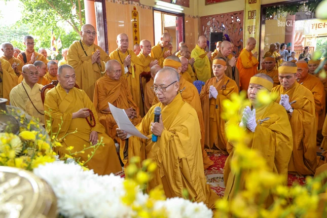 Hòa thượng Thích Huệ Minh đọc điếu văn tưởng niệm