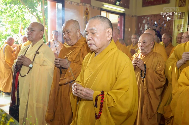 Chư tôn đức dâng hương tưởng niệm