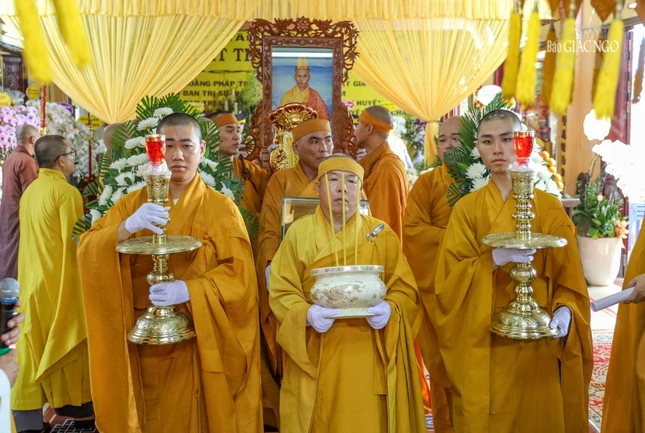 Môn đồ pháp quyến cung thỉnh bát hương, linh mô, di ảnh, kim quan Trưởng lão Hòa thượng Thích Thiện Lạc rời Giác linh đường