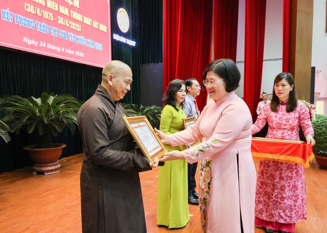 Bà Văn Thị Bạch Tuyết, Ủy viên Ban Thường vụ Thành ủy, Trưởng ban Tổ chức Thành ủy tặng Bằng khen đến Thượng tọa Thích Tâm Chơn, Trưởng ban Trị sự GHPGVN Q.Bình Thạnh
