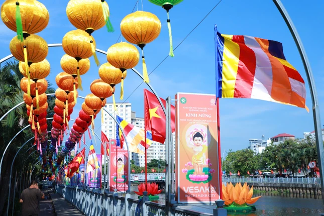 Lồng đèn, cờ được treo dọc bờ kênh Nhiêu Lộc rực rỡ sắc màu