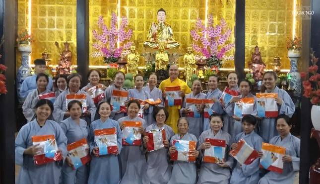 Phật tử chùa Phước Ân hoan hỷ khi được nhận cờ Phật giáo