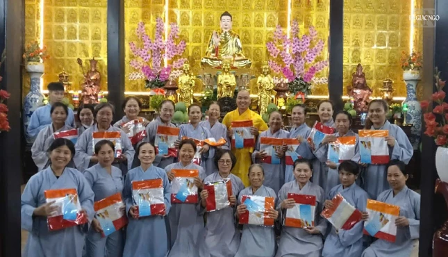 Phật tử chùa Phước Ân hoan hỷ khi được nhận cờ Phật giáo