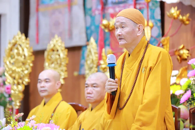 Trưởng lão Hòa thượng Thích Thanh Hùng ban đạo từ Trưởng lão Hòa thượng Thích Thanh Hùng ban đạo từ