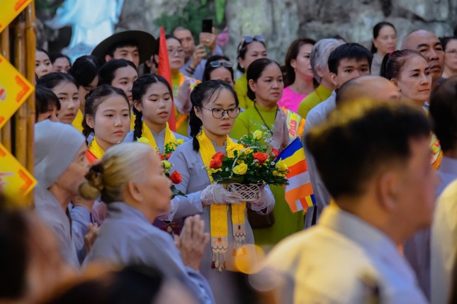 Các em đoàn sinh Gia đình Phật tử dâng hoa cúng dường kính mừng Phật đản