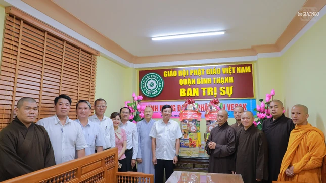 Lãnh đạo Q.Bình Thạnh chúc mừng Phật đản đến Tăng Ni, Phật tử trên địa bàn