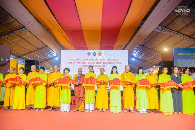 Cắt băng khai mạc triển lãm Văn hóa Phật giáo