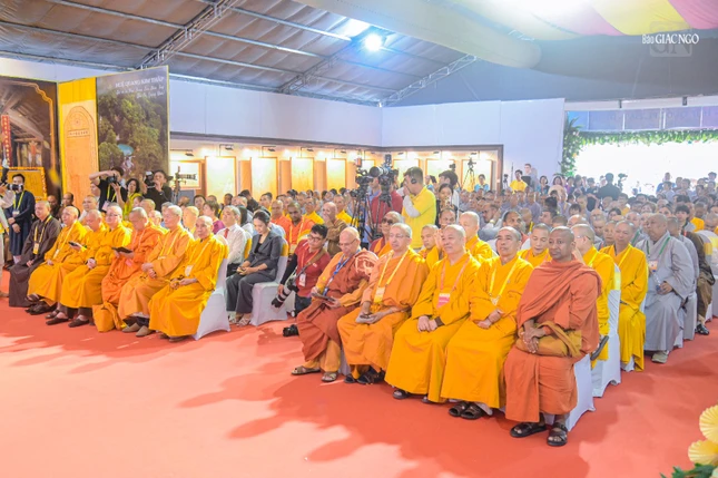 Chư tôn đức Tăng Ni, đại biểu, quan khách tham dự