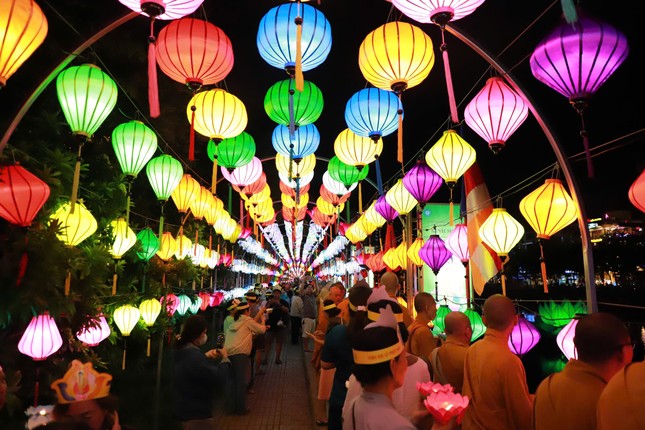 3.000 chiếc lồng đèn đủ màu sắc nơi cổng vòm được thắp sáng chào đón mùa Phật đản - Vesak 2025