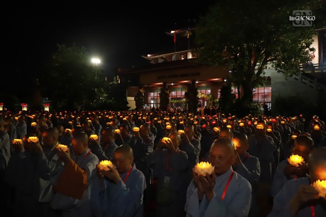Hơn 35.000 hoa đăng được thắp sáng
