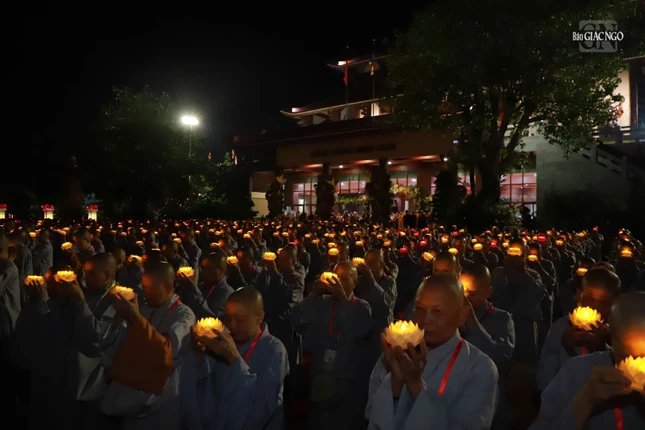 Hơn 35.000 hoa đăng được thắp sáng