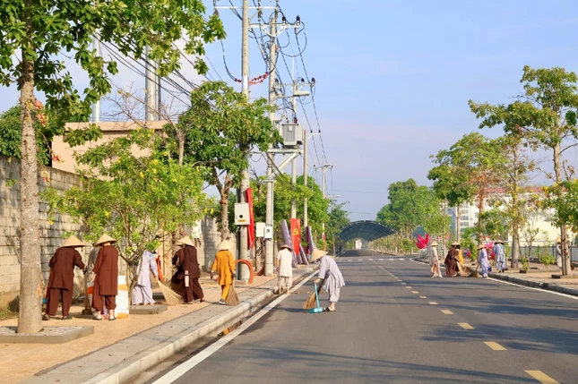 Tăng Ni sinh Học viện Phật giáo VN tại TP.HCM đang quét dọn đường dẫn vào Học viện