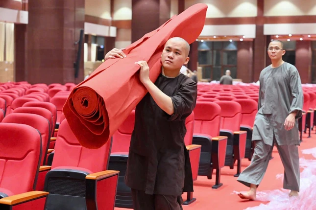 Trang trí hội trường chính của Đại lễ Vesak 2025