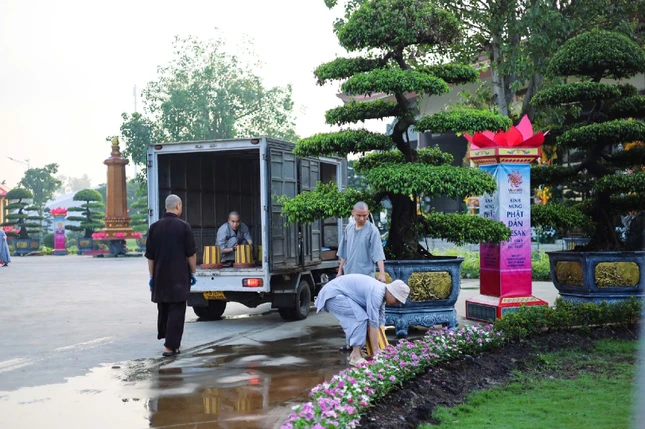 Trang trí hoa xung quanh khu vực diễn ra Đại lễ