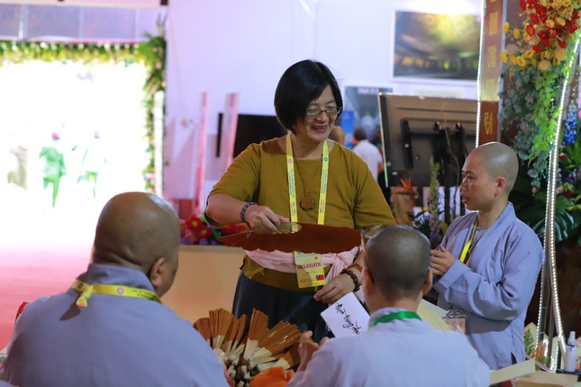 Các đại biểu tham quan, giao lưu tại các không gian văn hóa và triển lãm